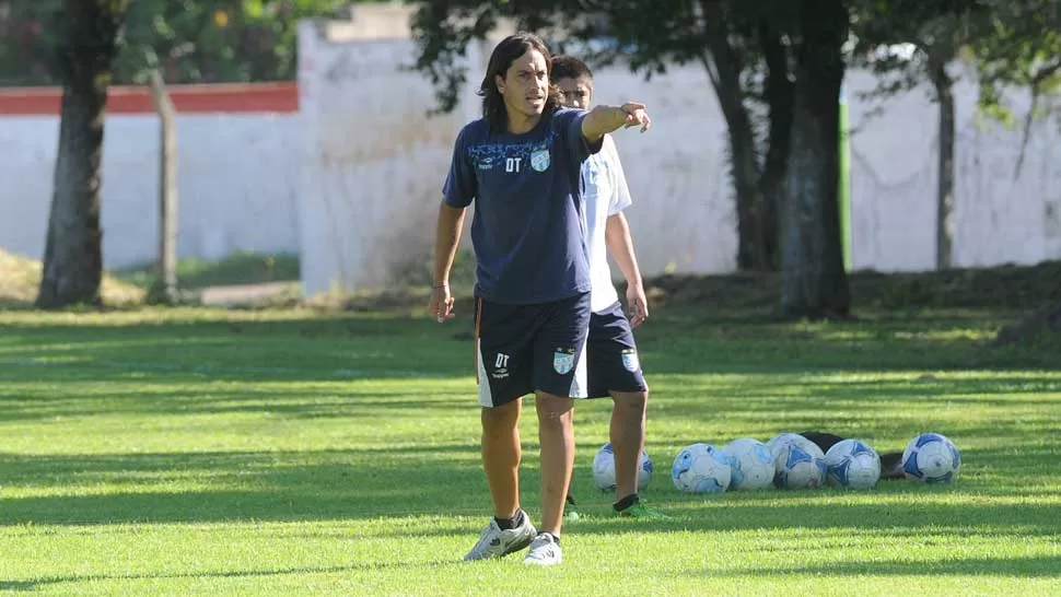 PREOCUPADO. Al entrenador de Atlético no le gustó nada la actuación de su equipo en las últimas dos fechas. Igual, tiene fe. ARCHIVO LA GACETA / HECTOR PERALTA