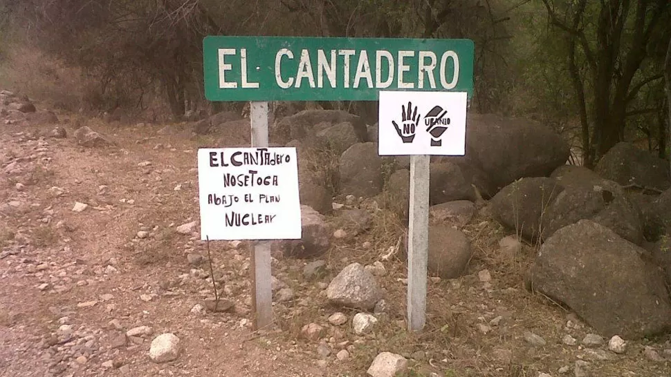 EL CANTADERO. Los asambleístas, vecinos y alumnos manifestantes se oponen a la explotación de uranio. FOTO TOMADA DE LAREDLARIOJA.COM.AR