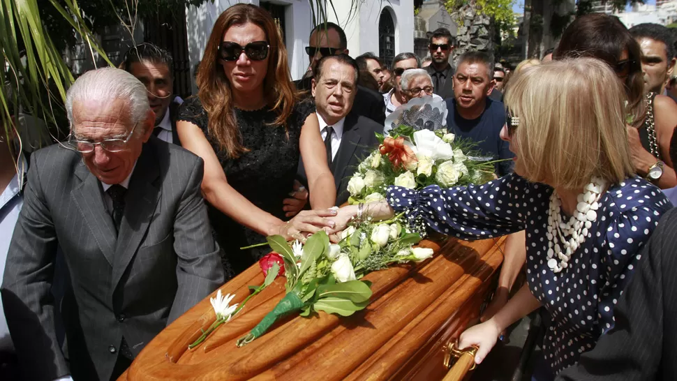 ÚLTIMO ADIÓS. El cortejo fúnebre con los restos del diseñador fue acompañados por familiares y amigos. DYN