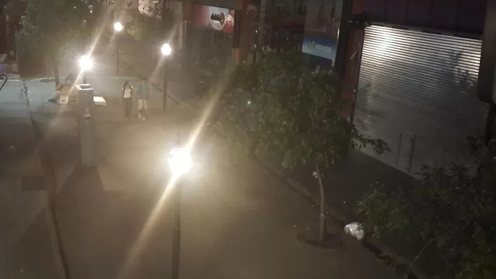 DESIERTO. El centro quedó sin gente en la noche del lunes. LA GACETA / FOTO DE RODOLFO GEREZ