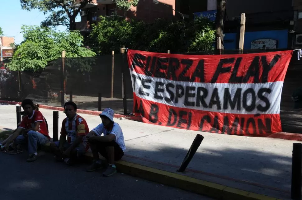 FRENTE AL HOSPITAL. Hinchas “santos” aguardan novedades sobre “Flay”. la gaceta / foto de inés quinteros orio