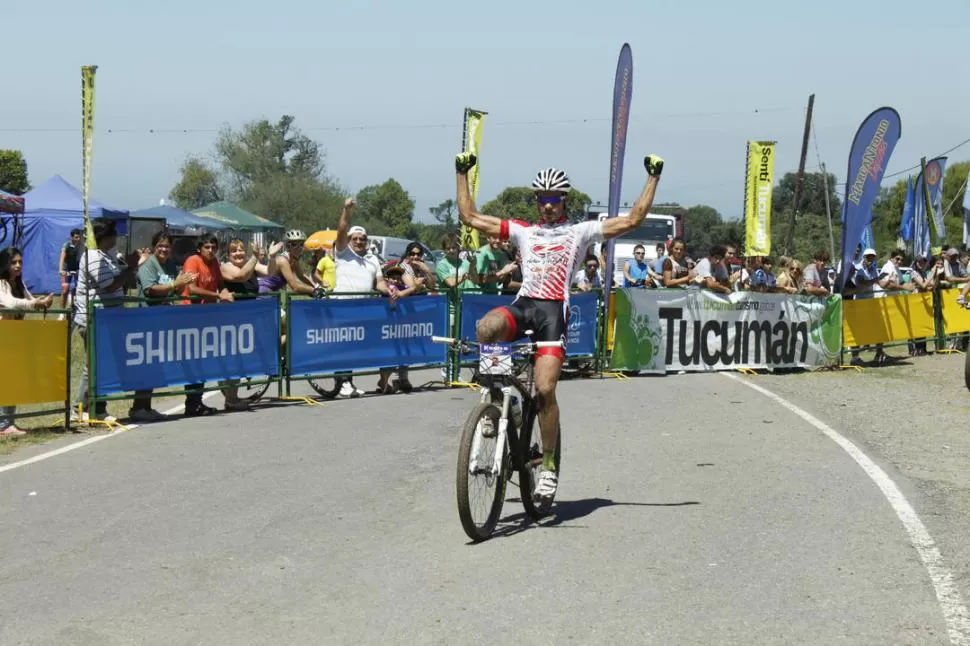 LOS MEJORES TUCUMANOS. Noelia Rodríguez (arriba) ganó en Damas Elite y Rodrigo Altamirano (20) fue tercero en Elite, donde el “Mono” Darío Gasco (2) demostró un gran nivel para quedarse con la victoria. 