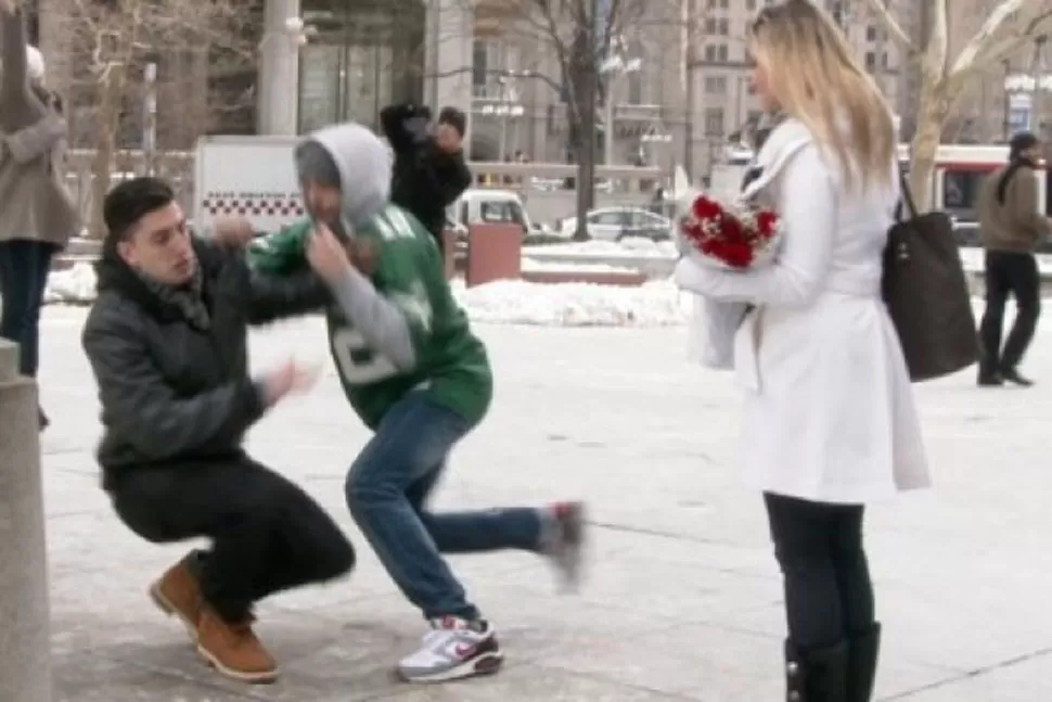 CAPTADO. El supuesto ladrón, huye con el anillo. CAPTURA DE VIDEO. 