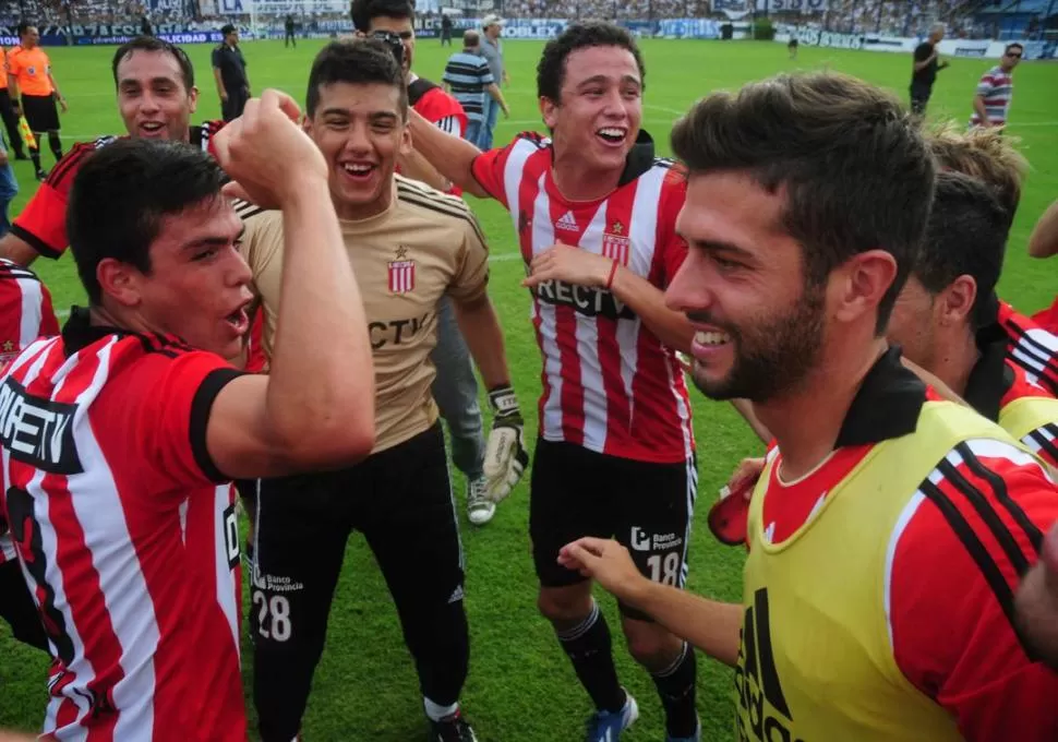 LOCURA. Los “pinchas” celebran el triunfo en la mismísima casa del “lobo”. 