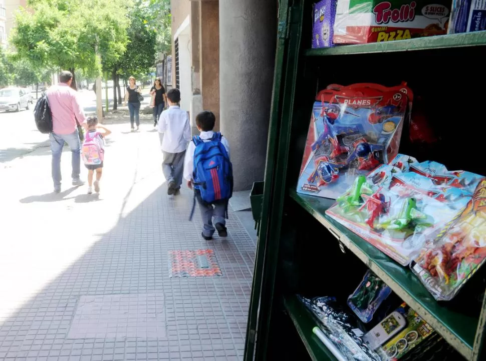 ADMINISTRACIÓN. Tres chicos acaban de pasar frente a un quiosco que ofrece juguetes; algunos, con lo que ahorran, quizás puedan comprarlos. la gaceta / foto de franco vera  