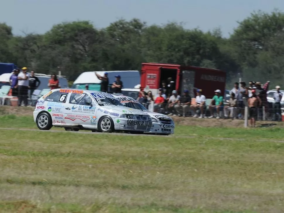 TROMPA A TROMPA. El Gol de Lucas Mohamed viaja al lado del Chevrolet Corsa de Ever Franetovich. Fue un momento trepidante durante la final de la Clase 2. 