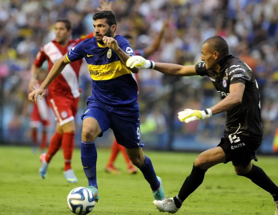 PELEA POR EL BALÓN. Gigliotti hizo un gol pero en esta acción no pudo con el arquero Fernández. dyn