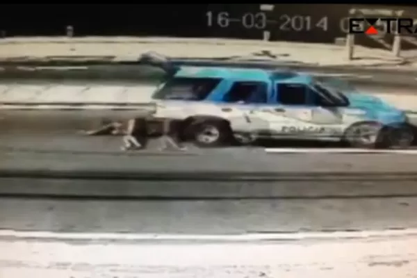 Camioneta de Policía arrastró a una mujer por más de dos cuadras