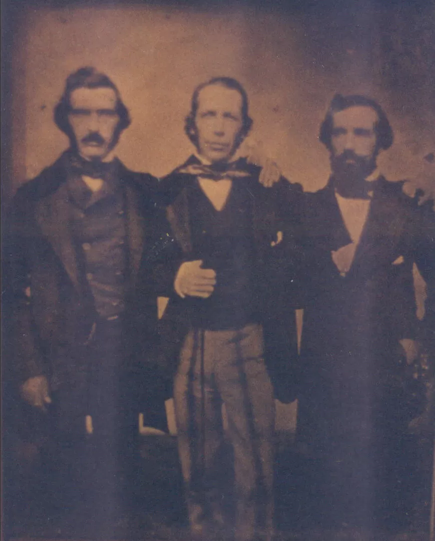 JUAN MARÍA GUTIÉRREZ. En un daguerrotipo de 1853, aparece al centro, entre Benjamín Gorostiaga (derecha) y Delfín B. Huergo. la gaceta / archivo
