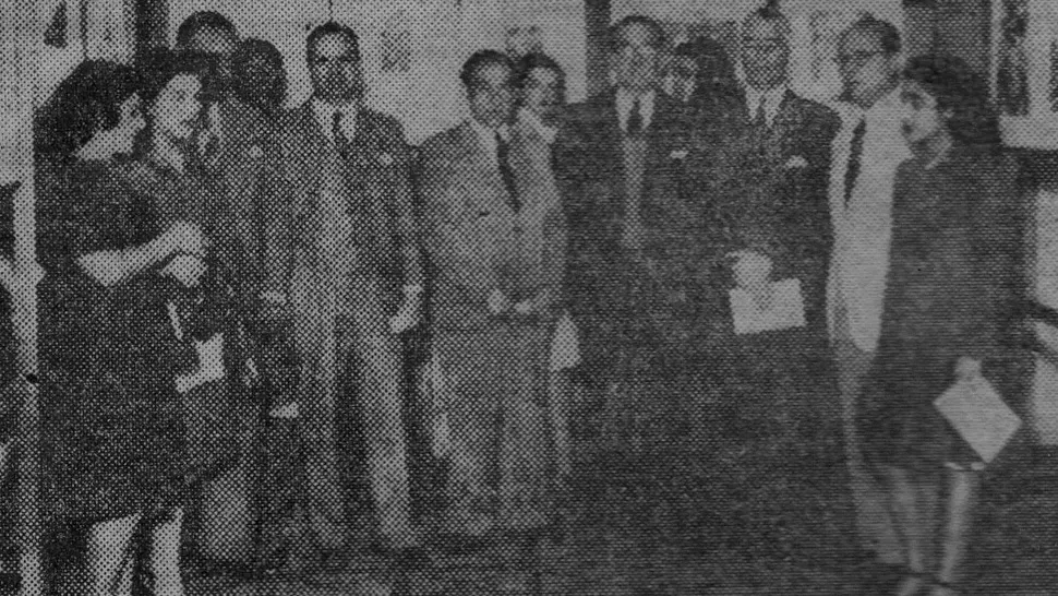 Las autoridades universitarias que asistieron a la exposición de “Esbozos de la vida norteamericana”.