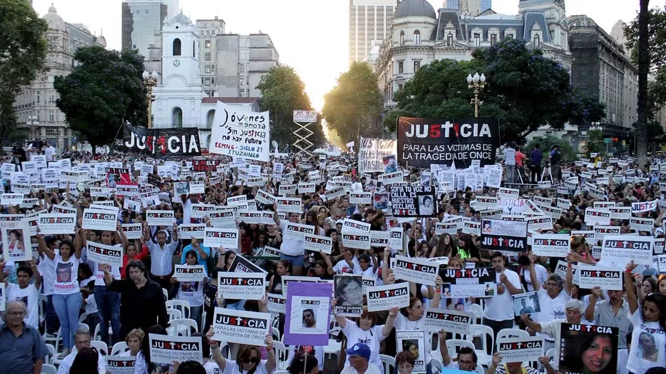 A DOS AÑOS. Una multitudinaria marcha cubrió la Plaza de Mayo cuando se cumplieron dos años de la tragedia. DYN