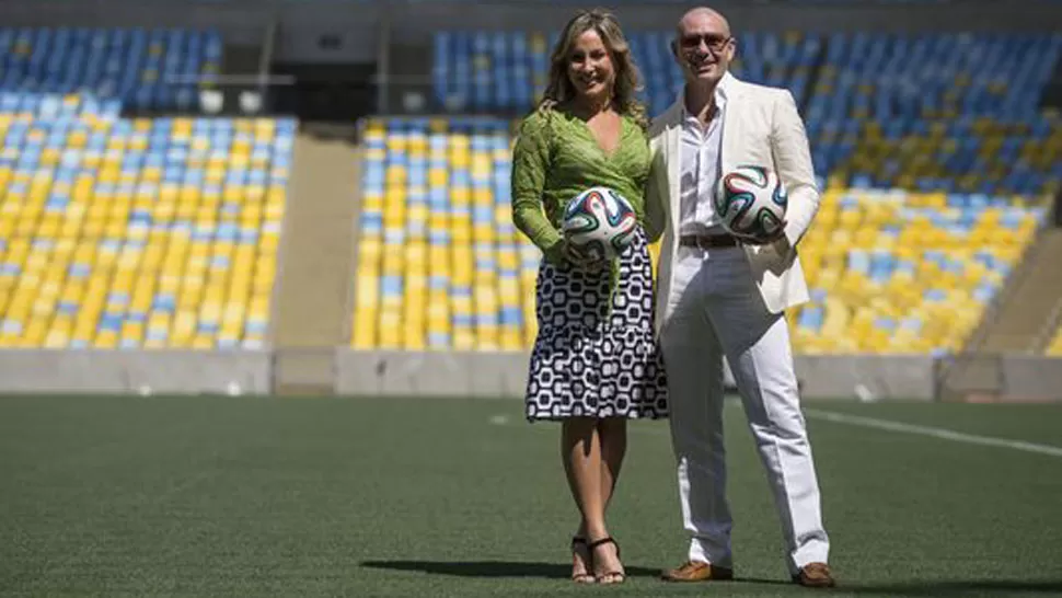 SONRIENTES. Claudia Leitte y Pitbull, durante la grabación del video. FOTO TOMADA DE USATODAY.COM