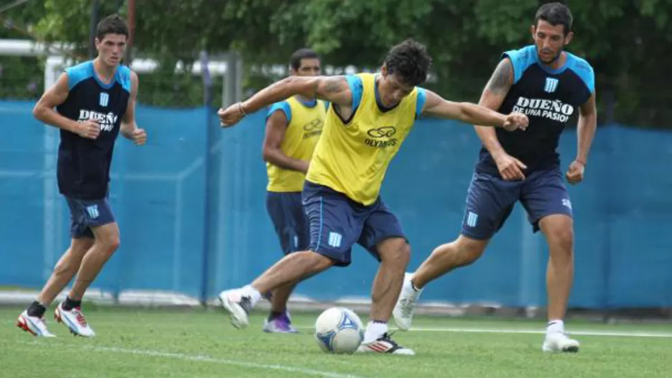 PUESTA A PUNTO. Los jugadores de Racing se movieron hoy bajo las órdenes del entrenador Merlo, quien el lunes pasado fue ratificado en su cargo tras una reunión de comisión directiva, en la cancha principal del `Cilindro`.