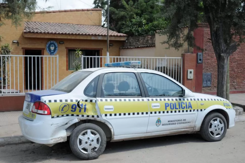 DAÑADO. El patrullero de la foto también fue embestido el domingo. 