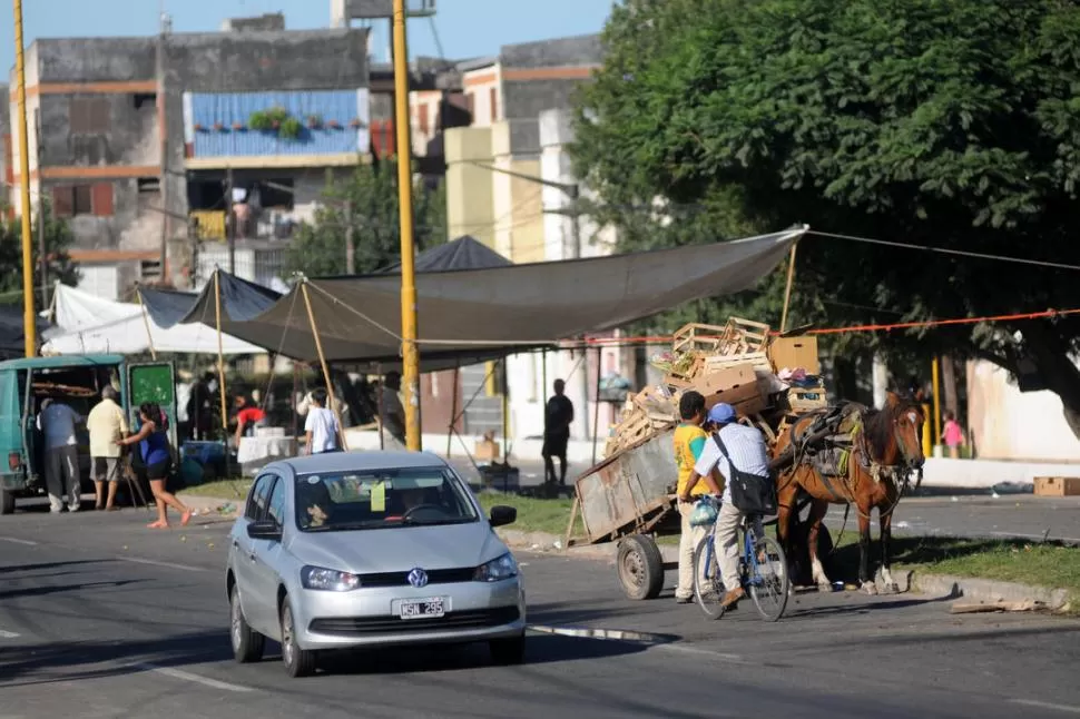 EN LA RUTA. Un auto circula por la mano que va hacia San Pablo; al otro lado de la platabanda los puestos ocupan la calzada que va a la capital. la gaceta / fotos de inés quinteros orio