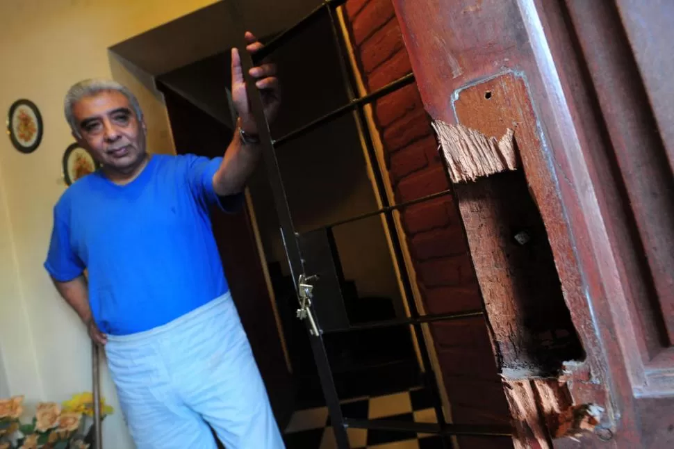 HUELLAS. Los ladrones destrozaron la puerta de acceso a la vivienda de calle Las Heras al 800 y tuvieron tiempo para encontrar dinero y joyas. la gaceta / foto de Diego Aráoz