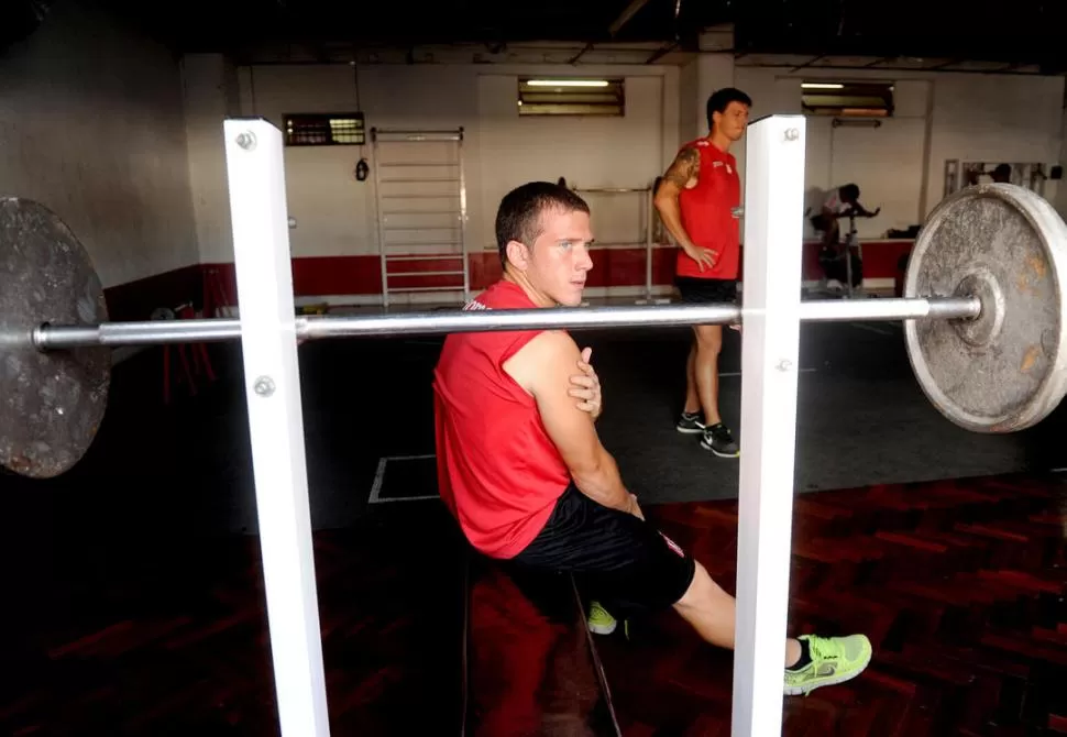 PENSATIVOS. Augusto Max hace una pausa en medio de la sesión de “gym” de ayer, igual que Lenci (atrás). 