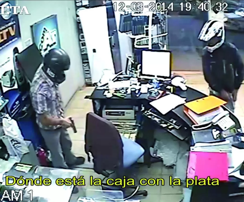 ARMADOS. Los ladrones nunca se sacaron el casco para cometer el asalto. captura de video
