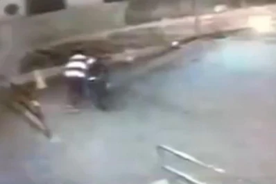 Un héroe anónimo roba la moto de asaltantes y logra su captura