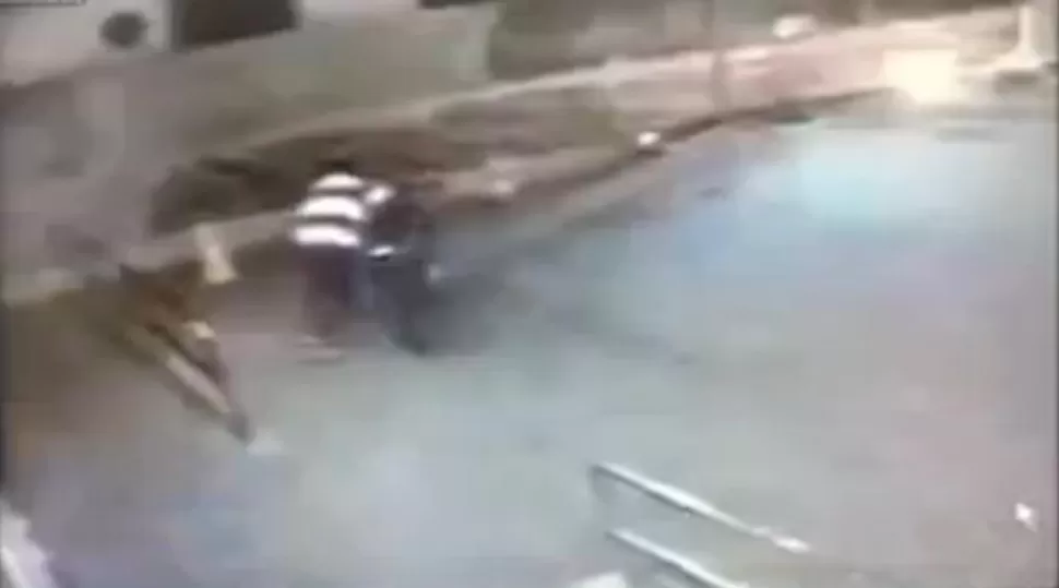 CAPTURA DE VIDEO. Un testigo se llevó la motocicleta de los ladrones. 