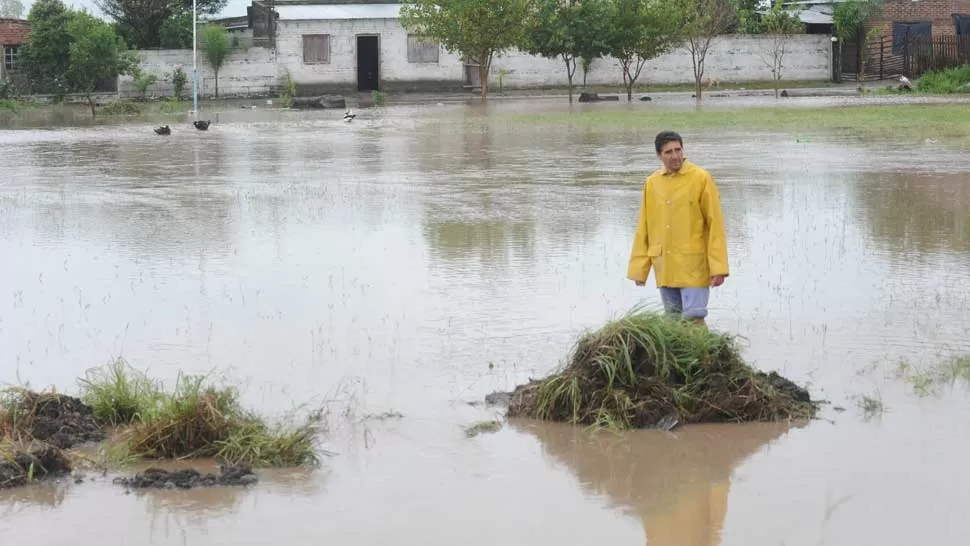 EL AGUA CASI LLEGA AL PUENTE. Tres hombres observan la creciente del río Chico desde la ruta 38. LA GACETA / FOTO OSVALDO RIPOLL