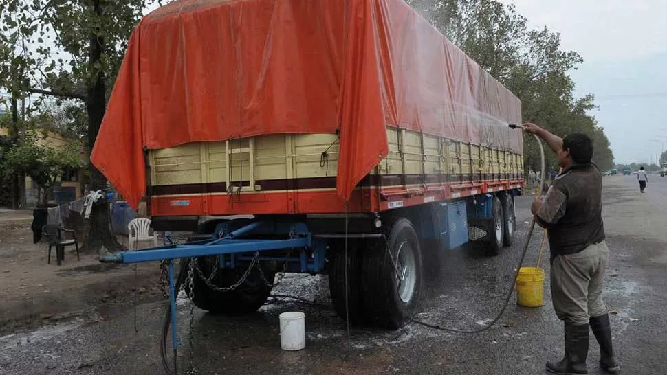 DERROCHE. Los lavaderos de autos serán uno de los primeros sectores en los que instalarán medidores, anunció el titular de la SAT, Alfredo Calvo. ARCHIVO LA GACETA