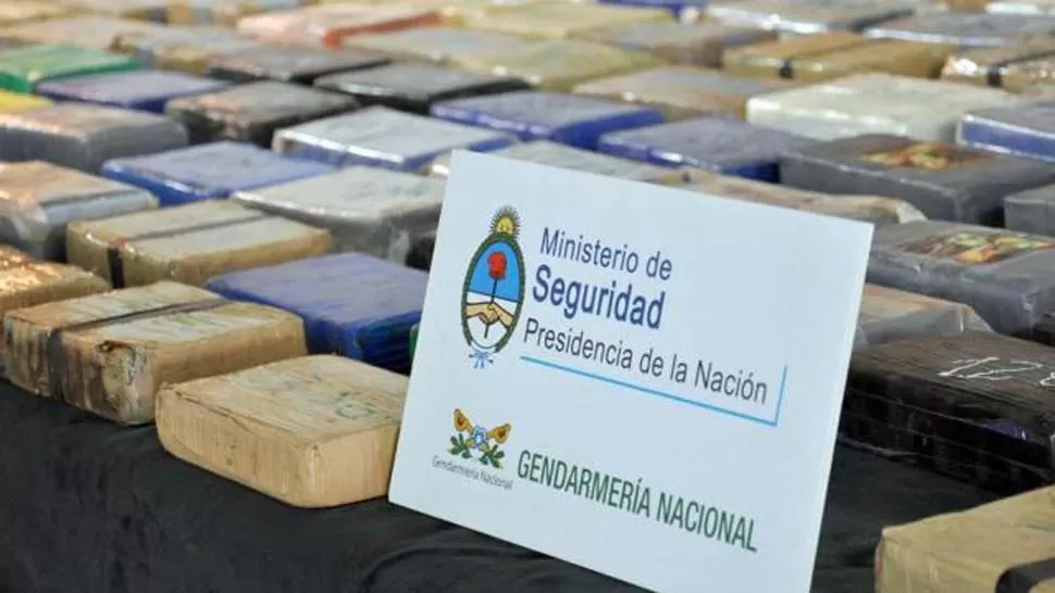 PAQUETES. Se decomisaron 548 paquetes rectangulares de diferentes colores que contenían 583 kilos de cocaína. TÉLAM