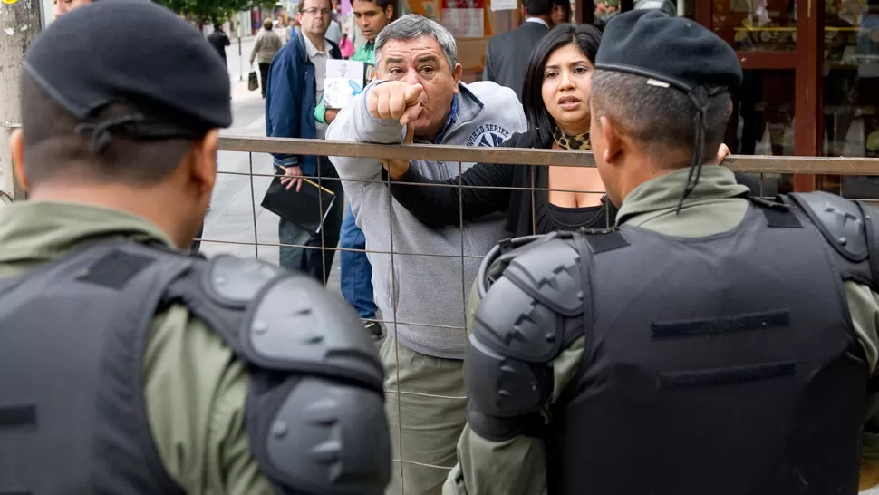 TENSIÓN. Los ánimos se crisparon cuando trasladaban a los imputados. LA GACETA / FOTO DE JORGE OLMOS SGROSSO