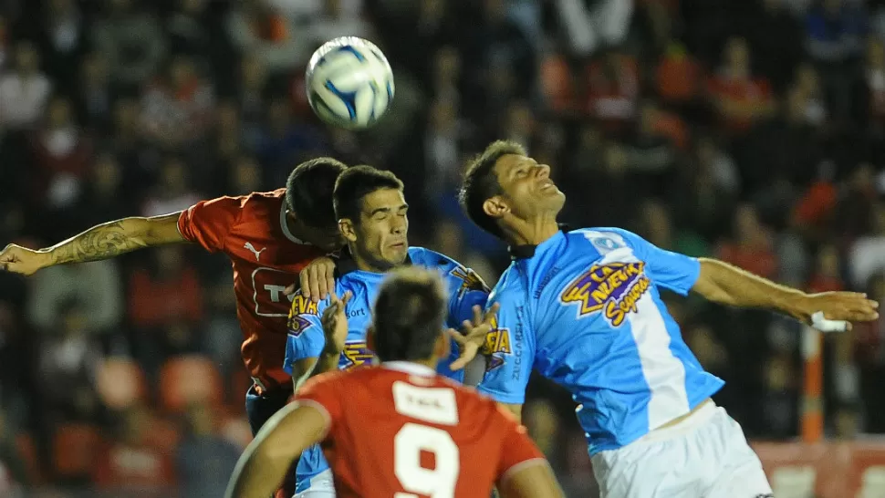 CABEZA A CABEZA. Independiente y Villa San Carlos quedaron a mano al empatar 0 a 0. TELAM