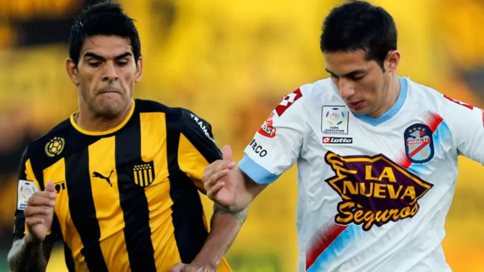 MANO A MANO. Arsenal y Peñarol empatan 0 a 0 al final del primer tiempo en el Centenario de Montevideo.