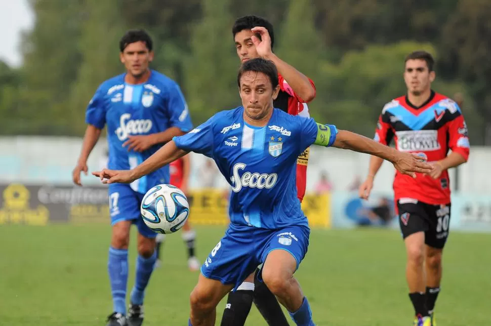 DEFENSOR. El capitán Barrado intenta cubrir el balón ante la presión de un rival local que intenta sacárselo. El volante volvió a sentir la falta de un compañero que lo ayude a crear peligro en Atlético. 