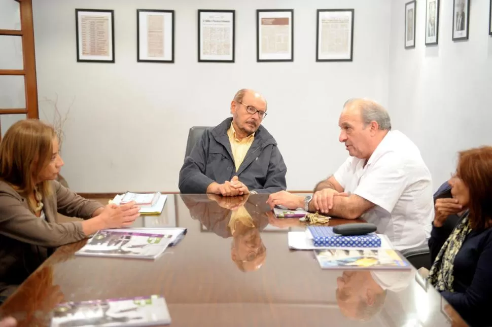 EN FEPUT. Ávila (derecha) y otros profesionales recibieron a Coletti y a Estofán. LA GACETA / FOTO DE FRANCO VERA