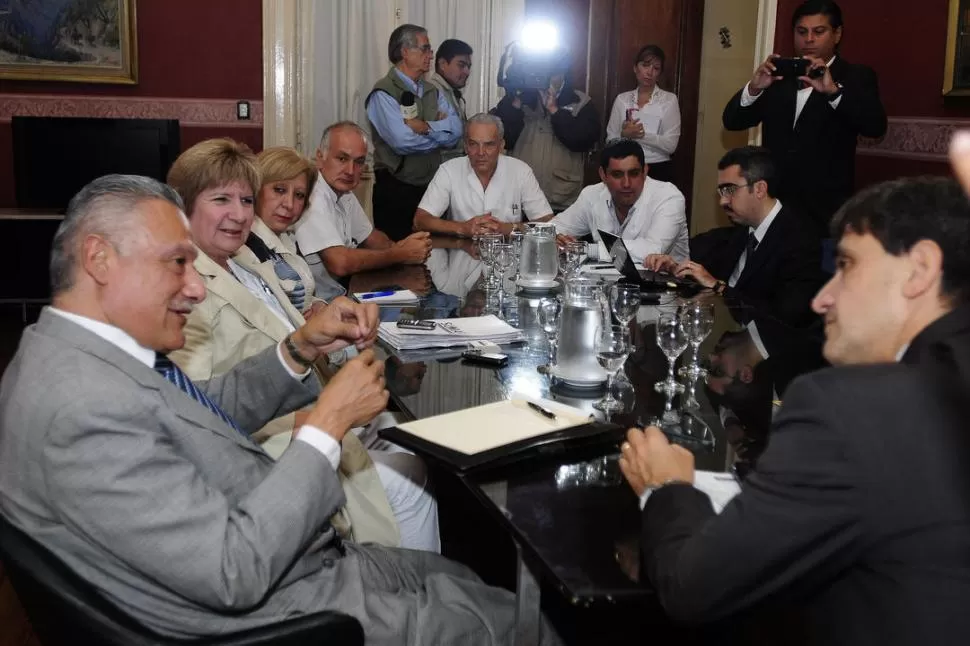 EN LA CALLE. El Sitas se movilizó a la puerta de la Casa de Gobierno: reclamó por puntos de acuerdos anteriores.    LA GACETA / FOTOS DE ANALÍA JARAMILLO