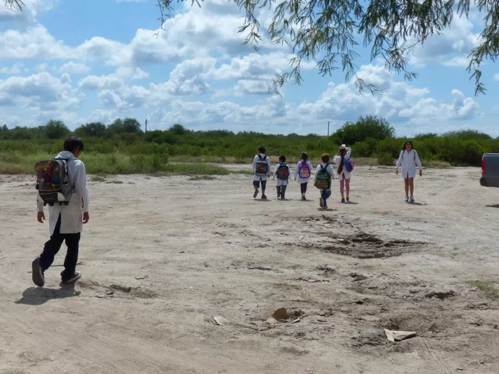 ABANDONO. A causa de las inundaciones, los chicos caminan hacia la escuela por caminos en pésimo estado. la gaceta / foto de osvaldo ripoll