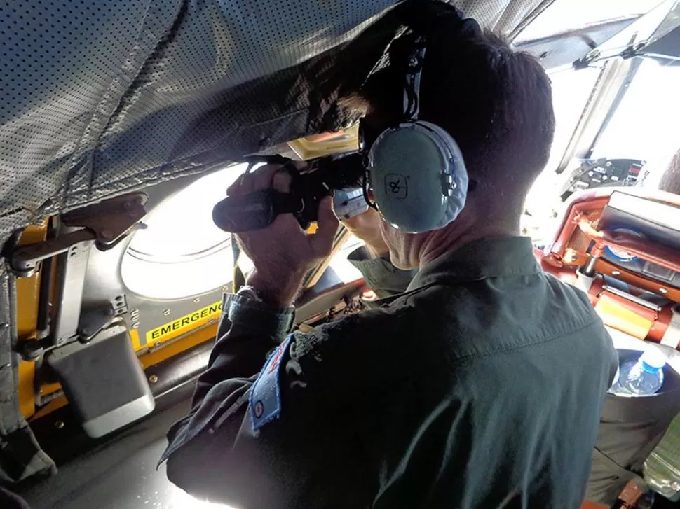 DESDE UN P3 ORION. Un aviador australiano escudriña los mares del sur. REUTERS