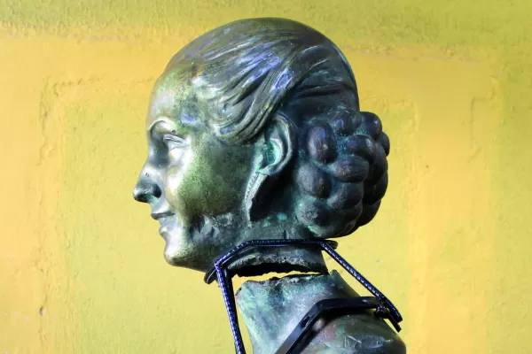 Rescatan un busto de Evita que estuvo enterrado durante casi 60 años