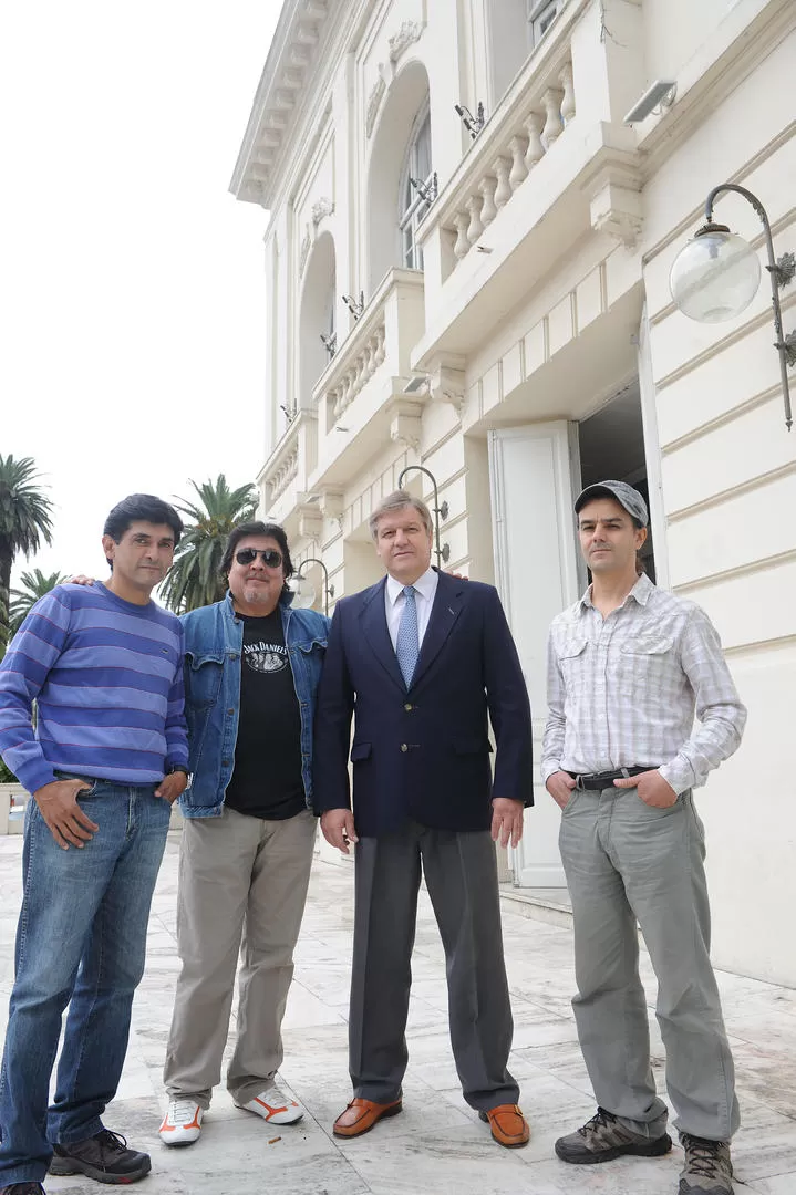 EN EL SAN MARTÍN. García (de corbata), frente al teatro junto a los percusionistas Quinteros, Reynoso y Martín. la gaceta / foto de hector peralta 