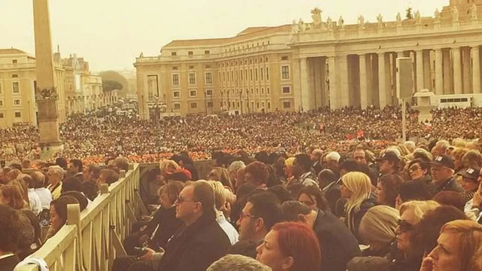 EN EL VATICANO. Russell Crowe sacó una foto de la Plaza San Pedro y la publicó en Twitter. 