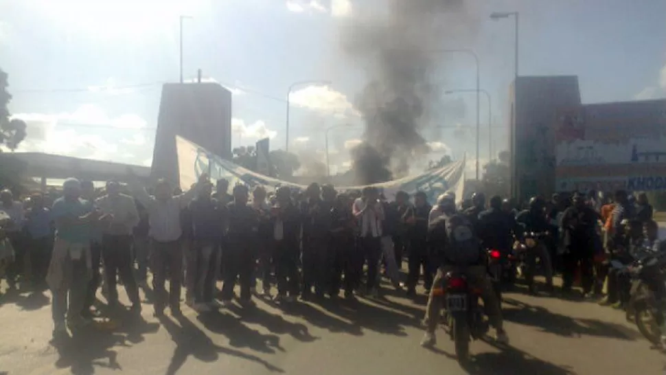 NADIE PASA. Las protestas se extendieron hasta después del mediodía. FOTO TOMADA DE TWITTER.COM/VERONICAKIROGA