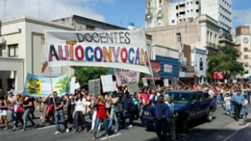 MARCHA. Un sector de los docentes volverá a manifestarse mañana. FOTO ARCHIVO