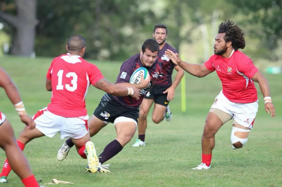 PARA ADELANTE. Santiago Iglesias Valdez ingresó en el complemento para darles aire a los forwards argentinos ante la dura oposición del pack tongano.  