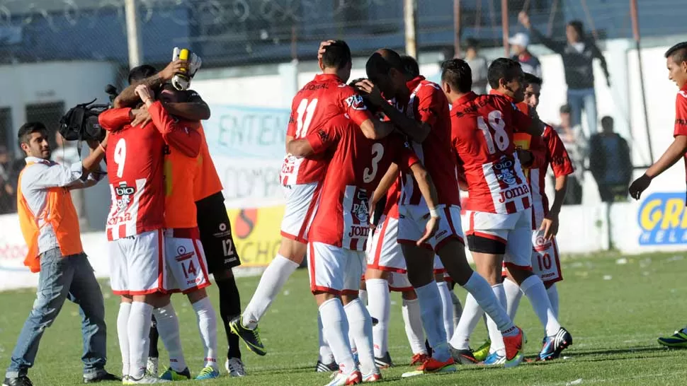 BIEN FUERTE. Los jugadores del Santo se abrazaron después del pitazo final para celebrar la victoria. FOTO DE JAVIER ESCOBAR ESPECIAL PARA LA GACETA	  