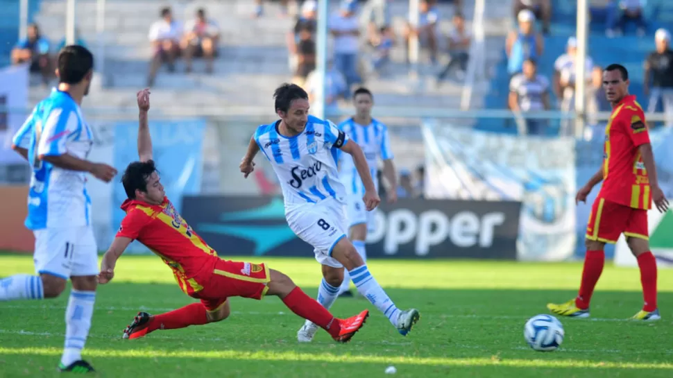 INTENTO. Barrado, de buen primer tiempo, intenta elaborar juego. LA GACETA / FOTO DE DIEGO ARAOZ.