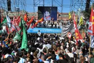 Masiva concentración en Plaza de Mayo en repudio al golpe del 76