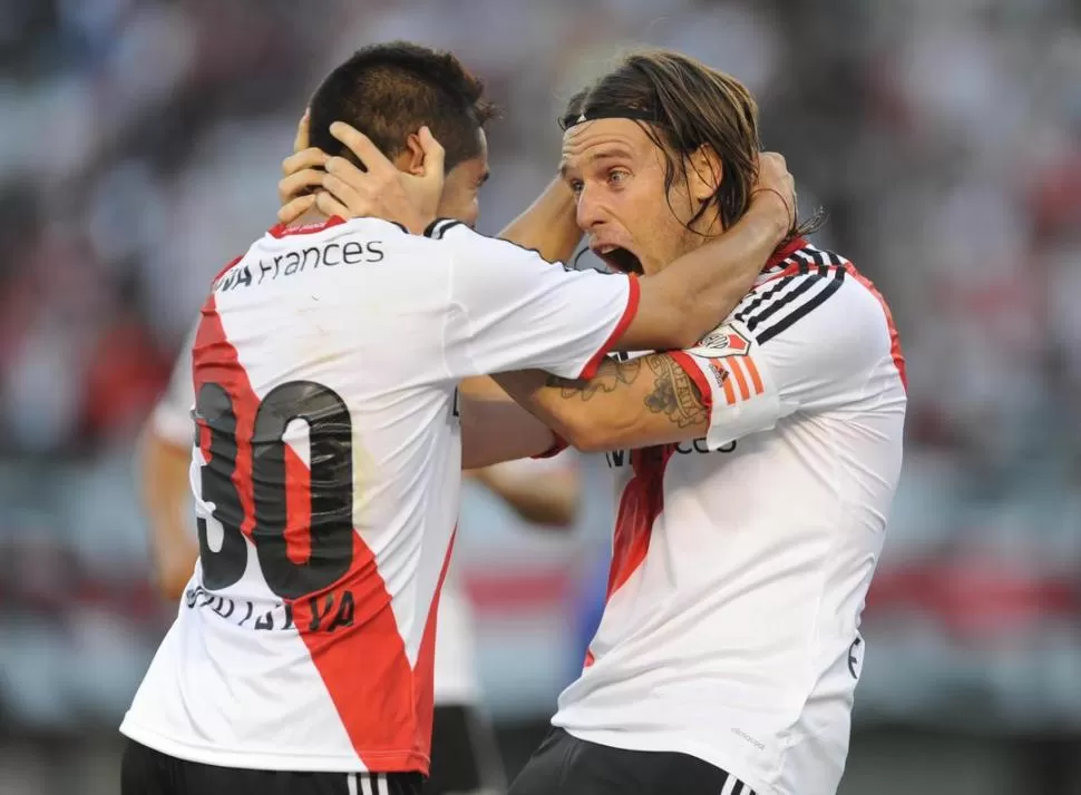 SE ENTENDIERON A LA PERFECCIÓN. Villalba y Cavenaghi manejaron el ataque de River y lo pagaron en la red de Lanús. télam