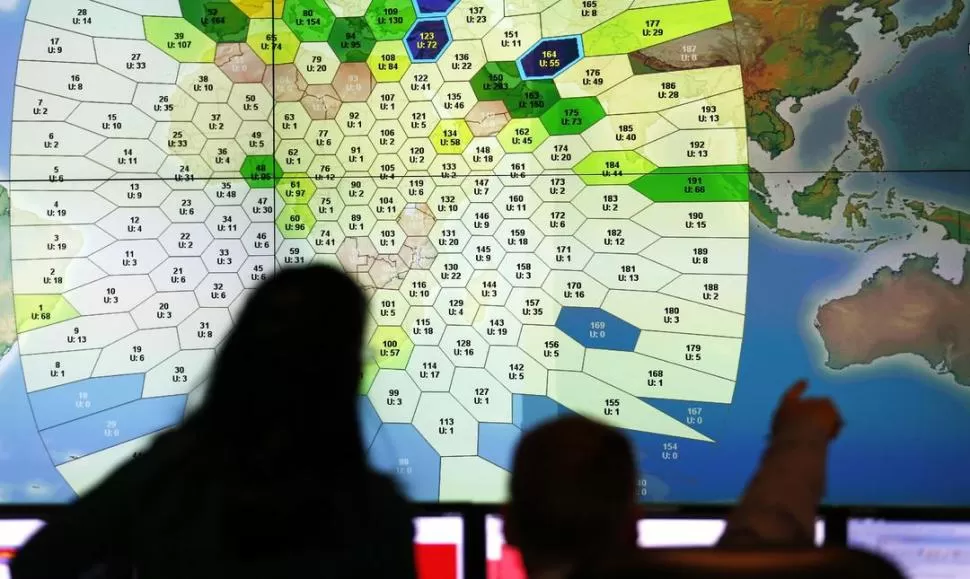 EN LONDRES. Técnicos de la empresa de comunicaciones Inmarsat muestran el trabajo que los llevó a descubrir la trayectoria el vuelo MH 370. reuters