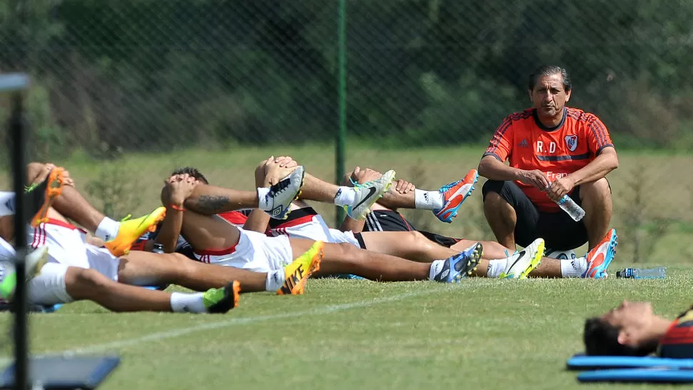 PENSANTE. El DT Ramón Díaz, durante el entrenamiento de River, realizado esta mañana en el predio de Ezeiza. TÉLAM