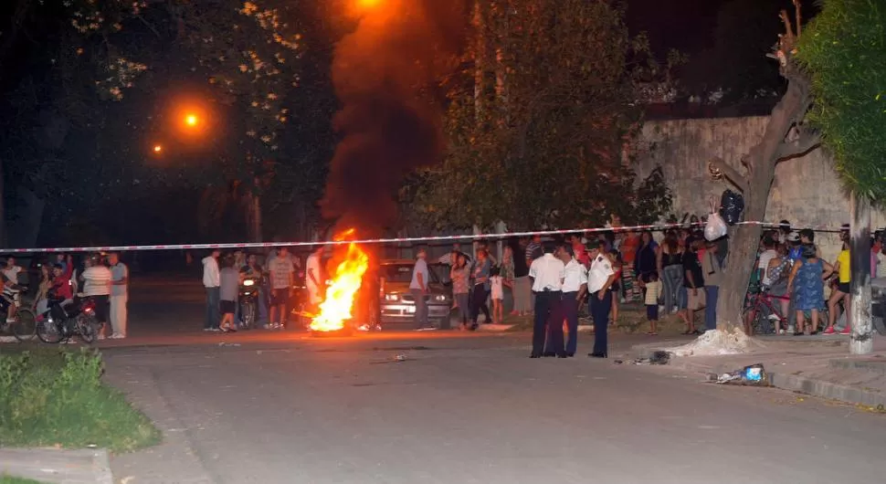 INDIGNADOS. Los vecinos del barrio Victoria decidieron protestar luego del asesinato, hartos de los asaltos que se dan tanto de día como de noche. la gaceta / foto de antonio ferroni