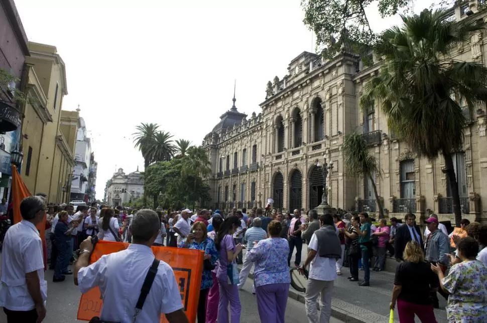 BOMBOS Y CARTELES. Integrantes de ATSA y del Sitas manifestaron en Casa de Gobierno. Debieron permanecer separados por dos cordones policiales la gaceta / foto de jorge olmos sgrosso