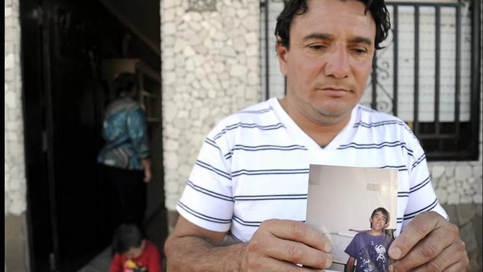 OTRO CASO. El hermano de Maximiliano Fernández denuncia que al joven lo mataron anteayer en un linchamiento. FOTO TOMADA DE LANACION.COM.AR
